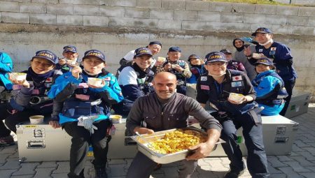 Sarsıntıdan sonra yardıma koştular! Japon sıhhat grubu Gaziantep’te depremzede çocuklara origami öğretiyor
