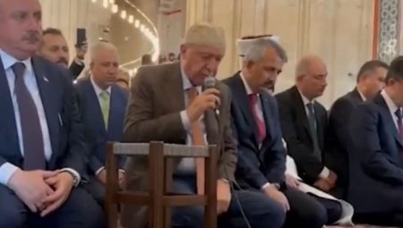 Cumhurbaşkanı Erdoğan, onarımı tamamlanan Selimiye Camii’nde Kur’an-ı Kerim okudu