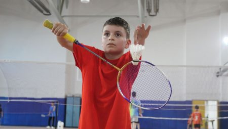 Depremzede Kerem, badmintonda memleketler arası turnuvada şampiyon oldu