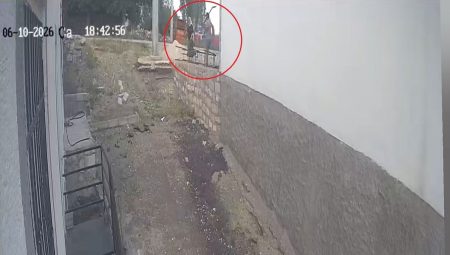 Engelli kızı için rampa isteyen bayana komşunun kürekli saldırısı kamerada; kuşkulu tutuklandı