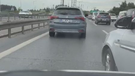 Eyüpsultan’da trafikte ‘önüme kırdın’ arbedesi: Otoyolda araçtan inip bayan şoföre saldırdı
