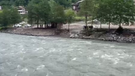 Kayıp gencin cansız vücudunu dereden çıkaran AFAD takımının botu akıntıya kapıldı; 1 işçi öldü, 4 işçi kurtarıldı –
