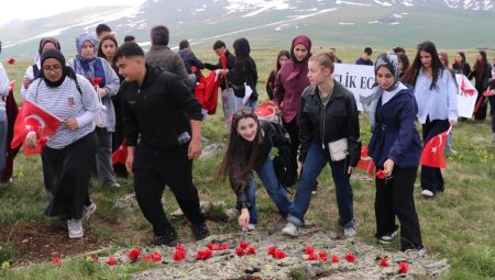 Oltulu Lise Öğrencilerinden Allahuekber Dağları’nda Sarıkamış Şehitlerine Anma Yürüyüşü